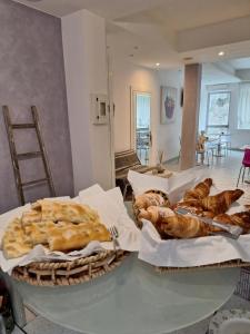 una mesa con varios tipos diferentes de pan. en Hotel B&B Francesca, en Varazze