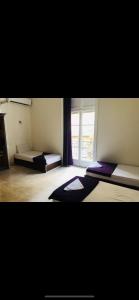 Zimmer mit 2 Betten und einem Fenster in der Unterkunft Oh ! Cairo Hostel in Kairo
