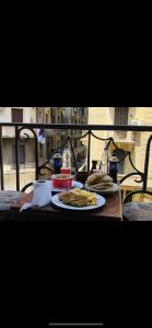 een tafel met borden eten op een tafel bij OH! Cairo Pharaoh Hostel in Caïro