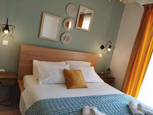 a bedroom with a large bed with a wooden headboard at To limanaki in Finikounta