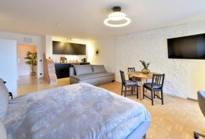 1 dormitorio con cama, sofá y mesa en Modernes Apartment l Oasis l mit Balkon Nähe Hauptbahnhof, en Essen