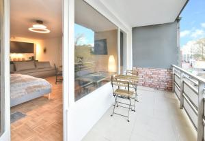 Habitación con balcón, cama y sofá. en Modernes Apartment l Oasis l mit Balkon Nähe Hauptbahnhof, en Essen