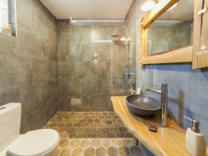 een badkamer met een wastafel en een toilet bij Guest House Amfora in Budva