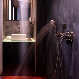 Koupelna v ubytování Essence Hotel