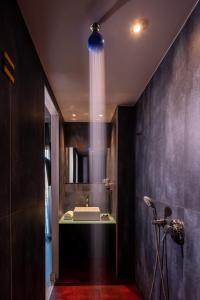 Koupelna v ubytování Essence Hotel