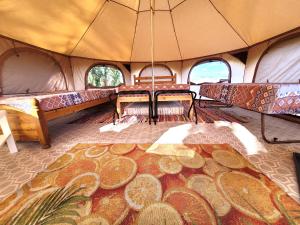 4 Unique Rental Tents Choose from a Bell, Cabin, or Yurt Tent All with Kitchenettes & Comfy beds NO BEDDING SUPPLIED tesisinde bir oturma alanı