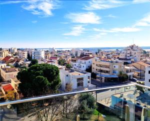 widok na miasto z budynkami w obiekcie Sveltos Residence Suites w Larnace