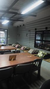 una habitación con varias mesas y sillas y una habitación con mesas en Tuknangan Pampanga Coworking Community Space, 