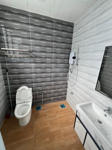 Bilik mandi di 3 Rooms Family Suite at Costa Mahkota by Velmount Group