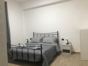 a bedroom with a bed and a white wall at One bedroom apartement with balcony and wifi at Ribera in Ribera