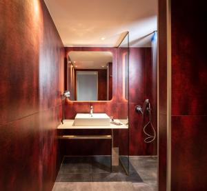 Koupelna v ubytování Essence Hotel
