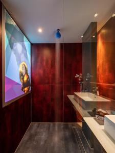Koupelna v ubytování Essence Hotel