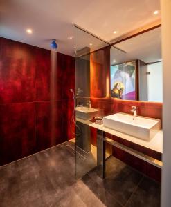 uma casa de banho com um lavatório e um espelho em Essence Hotel em Ioannina