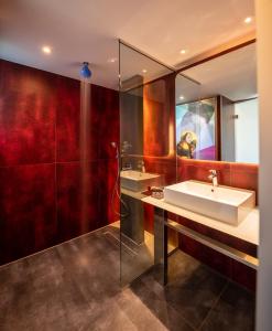 Koupelna v ubytování Essence Hotel