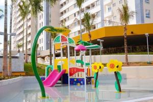 une aire de jeux pour enfants avec des équipements de jeu dans un centre commercial dans l'établissement Apto em resort Solar das Águas, à Olímpia