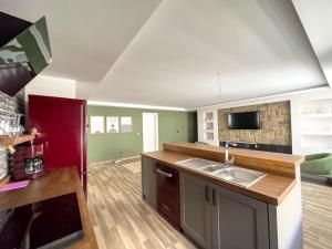 uma cozinha com um lavatório e uma bancada em 111-Luxury Concept Family House em Ancara