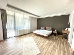 - une chambre avec un lit et une table dans l'établissement 111-Luxury Concept Family House, à Ankara