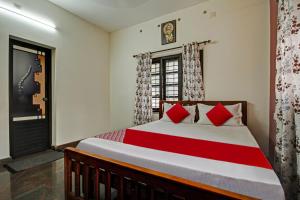 Ένα ή περισσότερα κρεβάτια σε δωμάτιο στο OYO Flagship Sanvilla