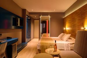 una camera d'albergo con un letto e un tavolo di Essence Hotel a Ioannina
