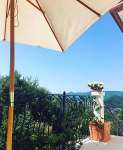 balcone con ombrellone e vista di Guest house Festinalente a Montegrotto Terme