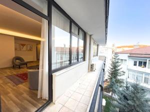 uma varanda com vista para uma sala de estar em 104- Large and Spacius em Ancara
