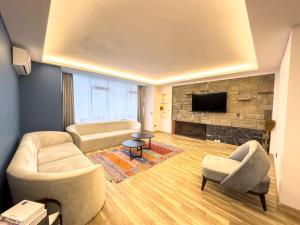 uma sala de estar com dois sofás e uma lareira em 104- Large and Spacius em Ancara