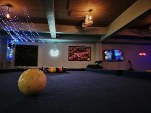 Biliár nebo kulečník v ubytování Tiki Tribe Bar & Hostel