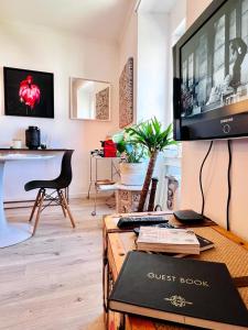リスボンにあるCharm and Comfort Apartment 46 by Lisbonne Collectionのリビングルーム(テレビ、テーブル付)