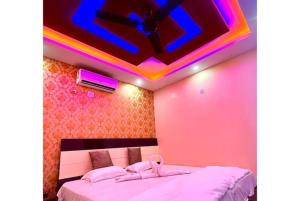 Hotel Aradhya Puri Sea View Room - Luxury Stay - Best Hotel in Puri في بوري: غرفة نوم مع سرير بسقف قزاز