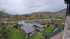 uma vista aérea de um parque de estacionamento com carros estacionados em Ferienwohnung Forchtenberg 3 Zimmer em Forchtenberg