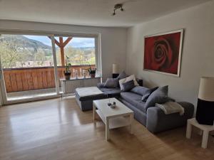 sala de estar con sofá y mesa en Ferienwohnung Forchtenberg 3 Zimmer, en Forchtenberg