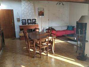 uma sala de estar com uma mesa e cadeiras e um sofá em Longère charentaise familiale. em La Tremblade