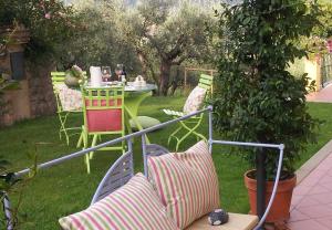 a patio with a table and chairs in a yard at Il Campano in Collodi