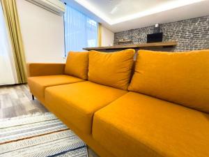 アンカラにある103-Cozy and Stylishの窓付きのリビングルーム(オレンジ色のソファ付)