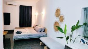 Giường trong phòng chung tại Urban Farmhouse