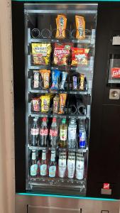 einen Kühlschrank mit vielen Getränken und Snacks in der Unterkunft Burghotel Homberg in Homberg