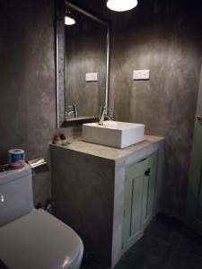 Ванная комната в The Annex By Jansen's Bungalow Sinharaja Rainforest Retreat