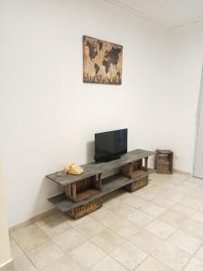 un salon avec une télévision sur une table dans l'établissement Les halles de Béziers, à Béziers