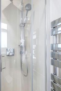 y baño con ducha con cabezal de ducha. en The Royal Sheperd, en Londres