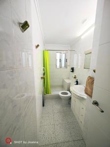 y baño con ducha, aseo y lavamanos. en Golden Ambient Apartment, en Chirivella