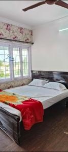Un dormitorio con una cama grande con una manta roja. en Royal great Friendly Rooms Banjara hills 7, en Hyderabad