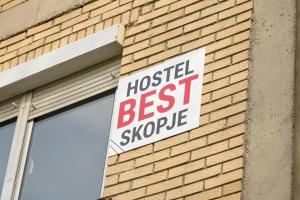 een bord op een gebouw met de beste spuit van het hostel bij Hostel Best Skopje in Skopje