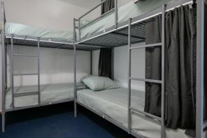 Hostel Best Skopje في إسكوبية: غرفة بسريرين في صالة نوم مشتركة