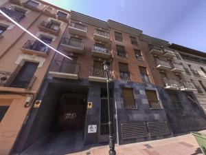 um grande edifício com varandas ao lado em La Terraza de Predicadores by Alogest em Zaragoza