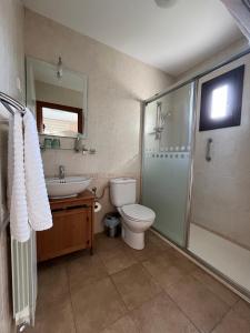 翁達羅阿的住宿－Harizpe，浴室配有卫生间、盥洗盆和淋浴。