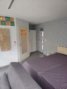 a bedroom with a purple bed in a room at Ferienappartement Marx in Lütz