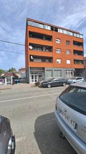 een parkeerplaats met auto's voor een gebouw bij LERA Apartment in Zagreb