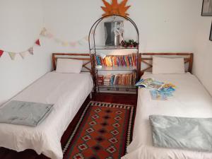 twee bedden naast elkaar in een kamer bij Family home with pool and large garden in Becerril de la Sierra