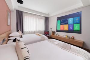 Postel nebo postele na pokoji v ubytování Yiwu Holly Hotel