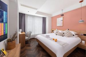 Postel nebo postele na pokoji v ubytování Yiwu Holly Hotel